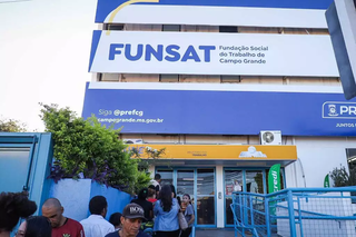 Fila de candidatos em frente ao prédio da Funsat. (Foto: Henrique Kawaminami)