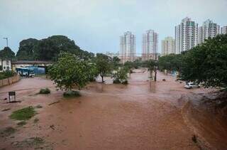 Ruas inundadas em Campo Grande em 2023, depois de temporal. (Foto: Arquivo)