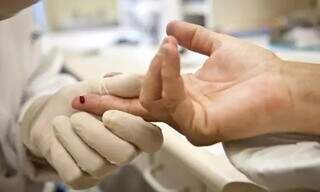 Paciente realiza teste rápido para diagnóstico da hepatite com uma gota de sangue (Foto: Arquivo/Agência Brasil)