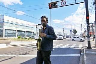 Musicista parou durante a pandemia, mas voltou a tocar nas ruas da cidade há quase um ano (Foto: Paulo Francis)