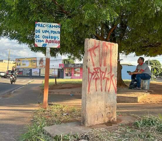 Placa improvisada manda recado sobre &quot;perrengue&quot; dos usu&aacute;rios de &ocirc;nibus