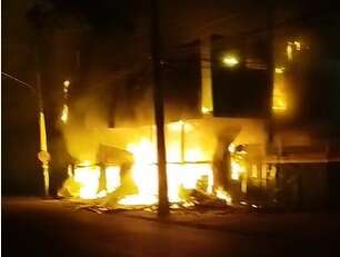Supermercado pega fogo durante a madrugada na Vila São Jorge da Lagoa