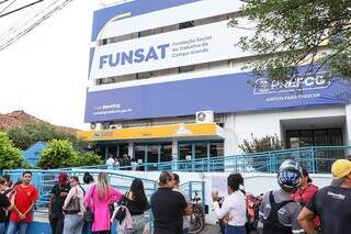 Pessoas desempregadas procurando vaga de emprego na Funsat (Foto: Henrique Kawaminami)