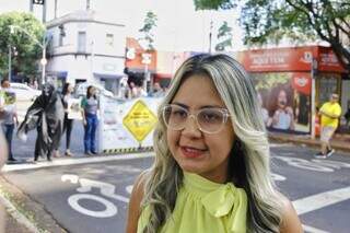 Mayra Fagundes explica que campanha é em alusão ao Maio Amarelo. (Foto: Paulo Francis)