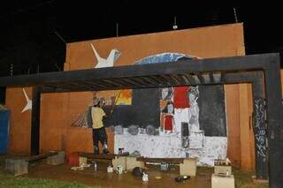 Murais estavam sendo pintados durante evento, na noite de sábado (18) (Foto: Paulo Francis)