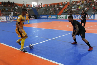 Jogadores disputam a posse da bola durante confronto que abre a rodada do Brasileirão de Futsal. (Foto: Reprodução/CBFS)