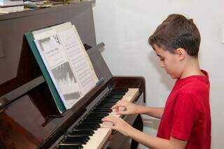Aos 10 anos de idade, Nicolas surpreende com altas habilidades para tocar piano (Foto: Juliano Almeida)