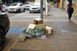 Caixas são deixadas na frente de loja no comércio (Foto: Paulo Francis)