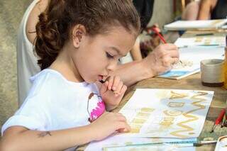 Isabela estava concentrada em sua atividade, repetindo todas as orientações da professora (Foto: Juliano Almeida)