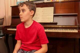 Próximo objetivo da criança é tocar a música &#39;Brasileirinho&#39; no piano (Foto: Juliano Almeida)