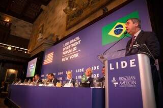 Governador do Estado, Eduardo Riedel, durante palestra no evento (Foto/Divulgação)