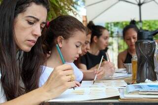 Cláudia e a filha, Isabela, participaram da oficina pela primeira vez (Foto: Juliano Almeida)