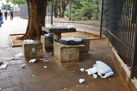 Lixo revirado e jogado na rua é retrato de problema social e descaso no Centro