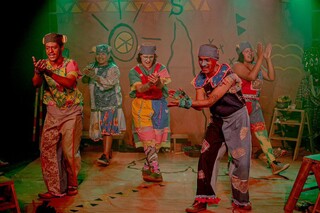 O grupo Orendive Teatro Intercultural apresenta o espetáculo “Era uma vez en la fronteira selvagem” (Foto: Divulgação/Redes Sociais)