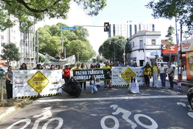 Em a&ccedil;&atilde;o no tr&acirc;nsito, vi&uacute;va de v&iacute;tima lamenta desafios que pedestre enfrenta