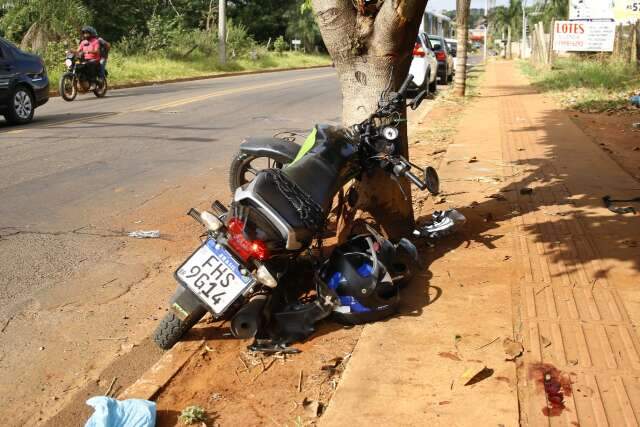 Moto fica retorcida ap&oacute;s colis&atilde;o em &aacute;rvore e dois homens ficam feridos