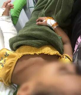 Menina, de 6 anos, com o braço esquerdo quebrado aguardando cirurgia no Hospital Universitário (Foto: Arquivo pessoal)