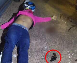 Corpo de Mayron próximo da arma que teria sido usada contra o policial (Foto/Direto das Ruas)