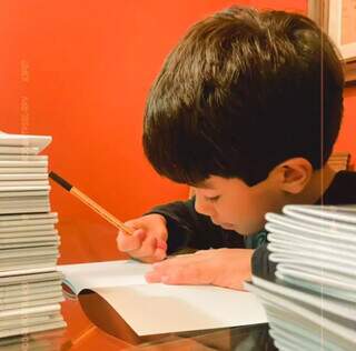 Adriano assinou alguns exemplares para a mãe vender (Foto: Arquivo Pessoal)