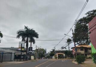 Campo Grande amanheceu com céu nublado neste domingo (Foto: Paulo Francis)