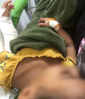 Sem vaga em hospital, menina espera há três dias por cirurgia no braço