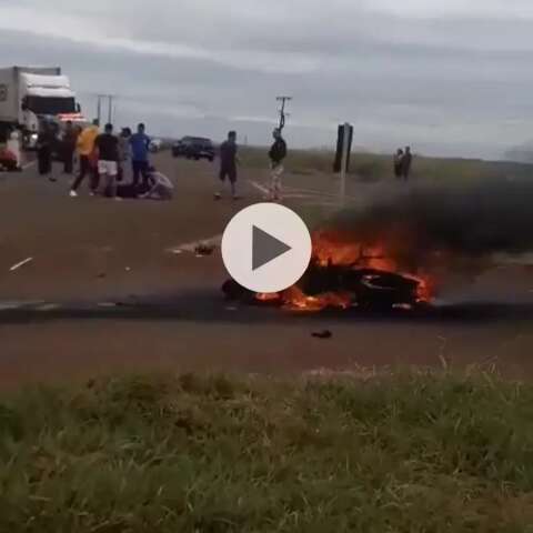 Motocicleta pega fogo ap&oacute;s acidente com carro em rodovia