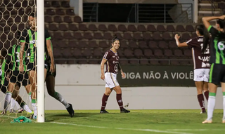 A zagueira Luana Sartório comemora gol que abriu o placar neste domingo (19). (Foto: Staff Images/Ferroviária)