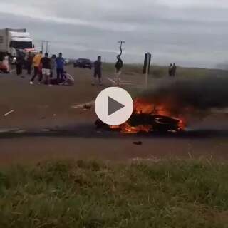 Moto pega fogo após bater com carro na MS- 060 