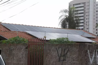 Painel solar instalado em imóvel, na Capital (Foto: Campo Grande News/Arquivo) 