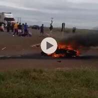 Motocicleta pega fogo após acidente com carro em rodovia