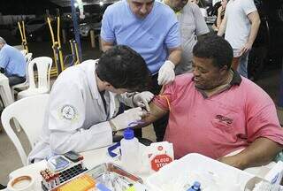 Mesma ação sendo realizada em 2020, com coleta de sangue de caminhoneiro (Foto: Divulgação/UEMS)