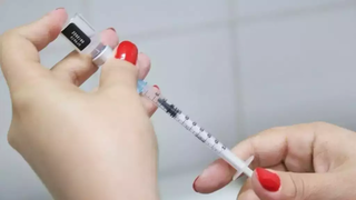 Profissional de saúde manipula dose da vacina contra a covid-19, em Campo Grande. (Foto: Arquivo/Alex Machado)
