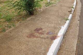 Marca de sangue na calçada que fica ao lado da casa noturna (Foto: Paulo Francis)