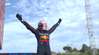 Max Verstappen comemora vitória ao conquistar melhor tempo na Itália. (Foto: Reprodução/TV Bandeirantes)