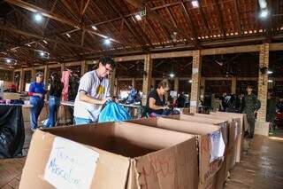 Voluntários separam doações destinadas ao Rio Grande do Sul (Foto: Henrique Kawaminami)