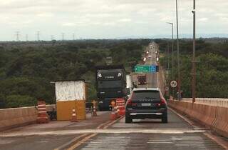 Veículos passando na ponte sobre o Rio Paraguai (Foto: Saul Schramm)