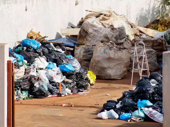 Condomínio de alto padrão acumula monte de lixo perto de área de preservação