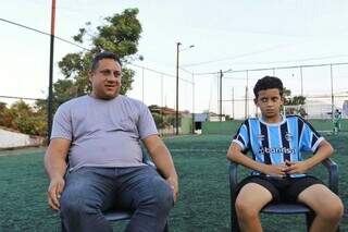Willian ao lado do filho em entrevista na Arena Condá, em Campo Grande (Foto: Paulo Francis) 