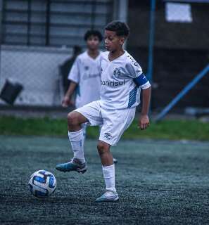 "Vi amigos perderem tudo", conta menino de 10 anos que joga no Grêmio 