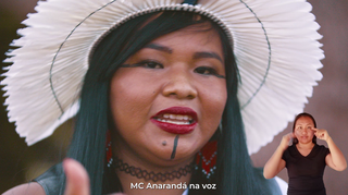 Anarandá nasceu na aldeia Guapoy Pandui em Amambaí, é cantora, professora de guarani, influencer e usa a arte para falar de sua ancestralidade e suas origens. 