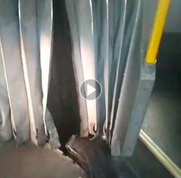 Passageiro flagra “buracão” em sanfona de ônibus articulado da Capital 