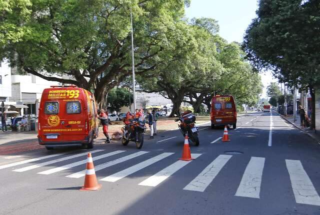 Idosa &eacute; socorrida em estado grave ap&oacute;s ser atropelada por motociclista