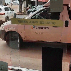 No Centro, carro dos Correios transforma calçada em atalho