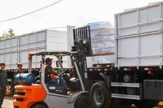 Caminhões sendo abastecidos com doções para as vítimas das enchentes no RS (Foto: Henrique Kawaminami)