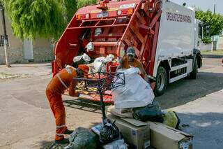 Funcionários trabalham na coleta de resíduos em Corumbá. (Foto: Renê Marcio)