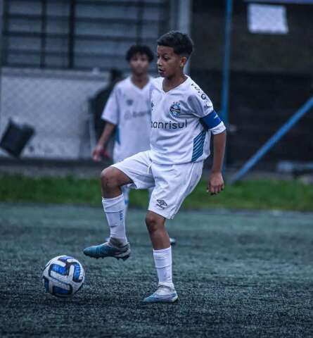 &quot;Vi amigos perderem tudo&quot;, conta menino de 10 anos que joga no Gr&ecirc;mio 