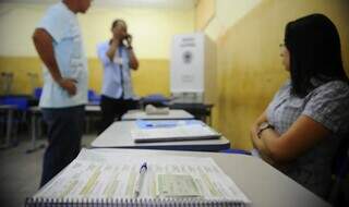 Mesários em sala de votação (Tânia Rêgo/Agência Brasil)