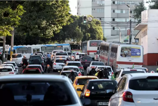Veículos circulam no Centro de Campo Grande. (Foto: Arquivo/Paulo Francis)