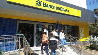 Consumidores em frente ao Banco do Brasil, localizado na Avenida Afonso Pena (Foto: Izabela Cavalcanti)