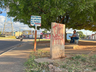 Placa que estava no ponto de ônibus da Avenida Marquês de Pombal até semana passada (Foto: Marcos Maluf)